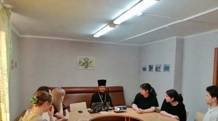 Иерей Арсений Рощин рассказал студентам Краснодарского гуманитарно-технологического колледжа о Всероссийской неделе семьи