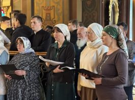 В день памяти блаженной Матроны Московской в Свято-Троицком соборе состоялось богослужение с участием народного хора