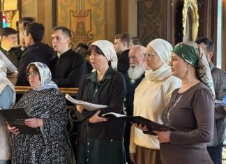 В день памяти блаженной Матроны Московской в Свято-Троицком соборе состоялось богослужение с участием народного хора