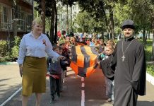 Иерей Николай Козак поздравил воспитанников детского сада № 195 с Днём Победы