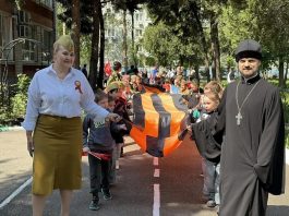 Иерей Николай Козак поздравил воспитанников детского сада № 195 с Днём Победы