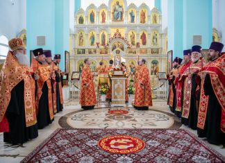 Протоиерей Иоанн Гармаш сослужил митрополиту Орловскому и Болховскому Тихону в храме Сретения Господня поселка Вятский Посад