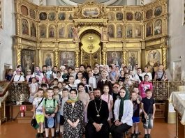 Учащиеся из летнего лагеря школы № 5 станицы Пластуновской побывали в храме Вознесения Господня