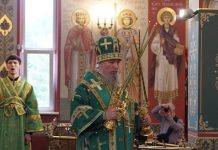 В праздник Святого Духа митрополит Василий совершил Божественную литургию в Свято-Духовом храме города Краснодара
