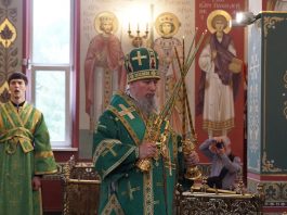 В праздник Святого Духа митрополит Василий совершил Божественную литургию в Свято-Духовом храме города Краснодара