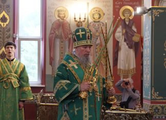 В праздник Святого Духа митрополит Василий совершил Божественную литургию в Свято-Духовом храме города Краснодара