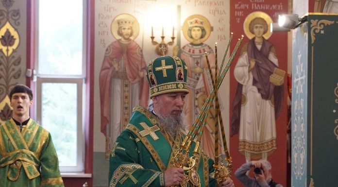 В праздник Святого Духа митрополит Василий совершил Божественную литургию в Свято-Духовом храме города Краснодара