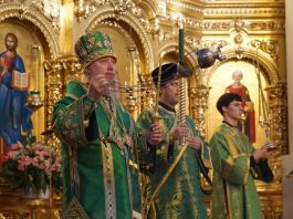 Митрополит Екатеринодарский и Кубанский Василий совершил Всенощное бдение в Свято-Екатерининском кафедральном соборе