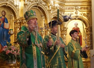 Митрополит Екатеринодарский и Кубанский Василий совершил Всенощное бдение в Свято-Екатерининском кафедральном соборе