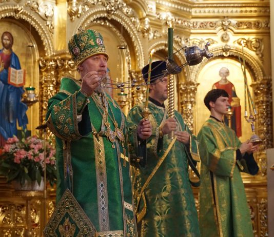 Митрополит Екатеринодарский и Кубанский Василий совершил Всенощное бдение в Свято-Екатерининском кафедральном соборе