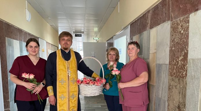Иерей Иоанн Усачёв поздравил сотрудников больницы скорой помощи с Днём медицинского работника