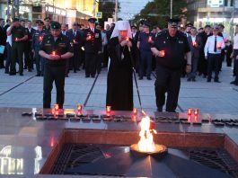 Митрополит Василий принял участие в традиционной акции «Свеча памяти» ко Дню памяти и скорби