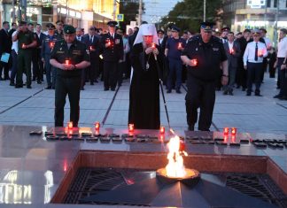 Митрополит Василий принял участие в традиционной акции «Свеча памяти» ко Дню памяти и скорби
