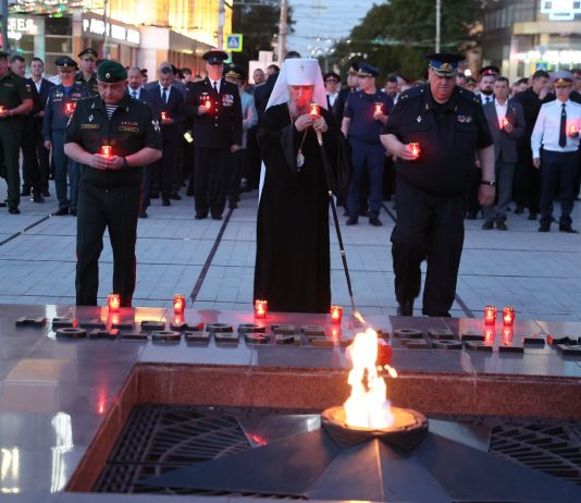 Митрополит Василий принял участие в традиционной акции «Свеча памяти» ко Дню памяти и скорби
