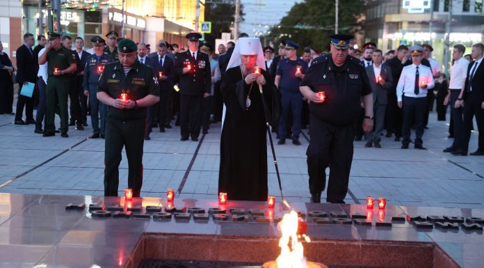 Митрополит Василий принял участие в традиционной акции «Свеча памяти» ко Дню памяти и скорби