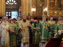 Митрополит Василий совершил соборную вечернюю службу в Свято-Екатерининском кафедральном соборе города Краснодара