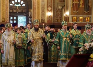 Митрополит Василий совершил соборную вечернюю службу в Свято-Екатерининском кафедральном соборе города Краснодара