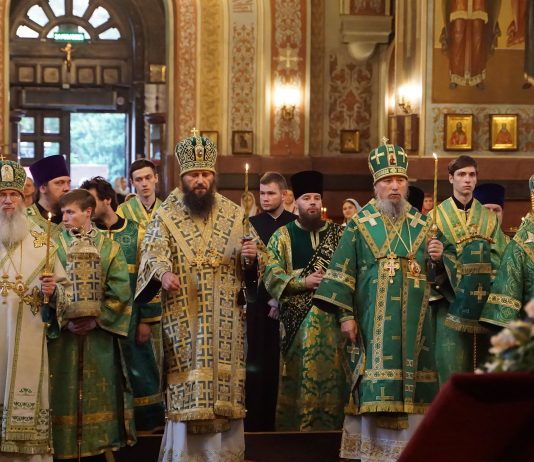 Митрополит Василий совершил соборную вечернюю службу в Свято-Екатерининском кафедральном соборе города Краснодара