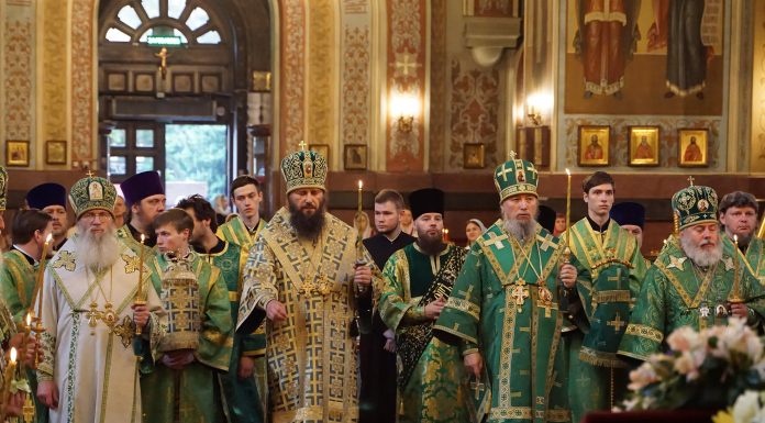 Митрополит Василий совершил соборную вечернюю службу в Свято-Екатерининском кафедральном соборе города Краснодара