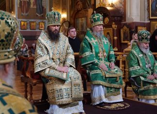 Митрополит Василий совершил соборную Божественную литургию в Свято-Екатерининском кафедральном соборе города Краснодара