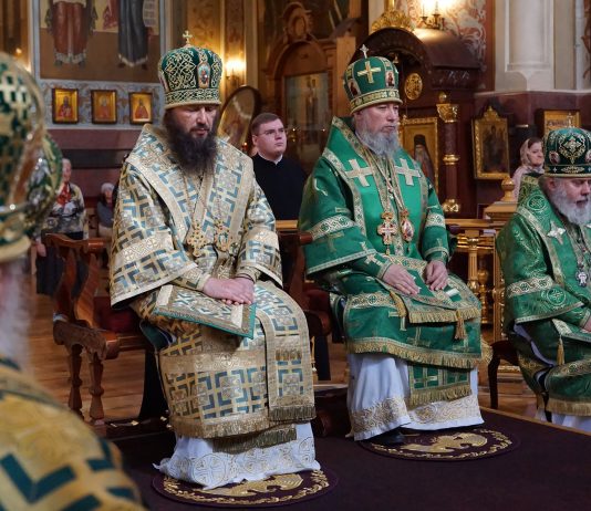 Митрополит Василий совершил соборную Божественную литургию в Свято-Екатерининском кафедральном соборе города Краснодара.