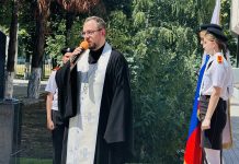 Священник принял участие в открытии памятника воинам-выпускникам школы № 2 станицы Динской