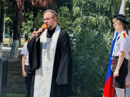 Священник принял участие в открытии памятника воинам-выпускникам школы № 2 станицы Динской