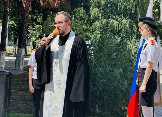 Священник принял участие в открытии памятника воинам-выпускникам школы № 2 станицы Динской