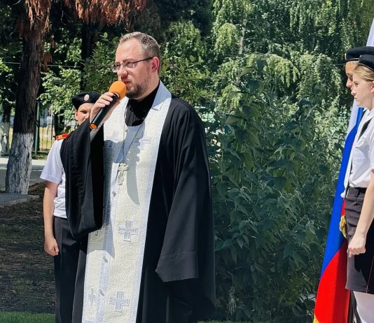 Священник принял участие в открытии памятника воинам-выпускникам школы № 2 станицы Динской
