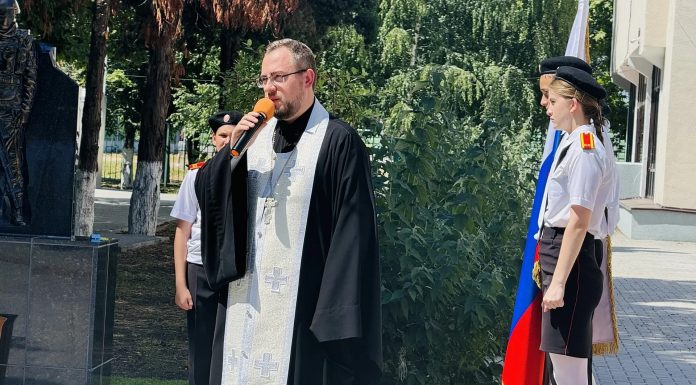 Священник принял участие в открытии памятника воинам-выпускникам школы № 2 станицы Динской