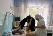 Иерей Алексий Скрынник в сопровождении сестер милосердия навестил подопечных хосписа