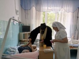 Иерей Алексий Скрынник в сопровождении сестер милосердия навестил подопечных хосписа