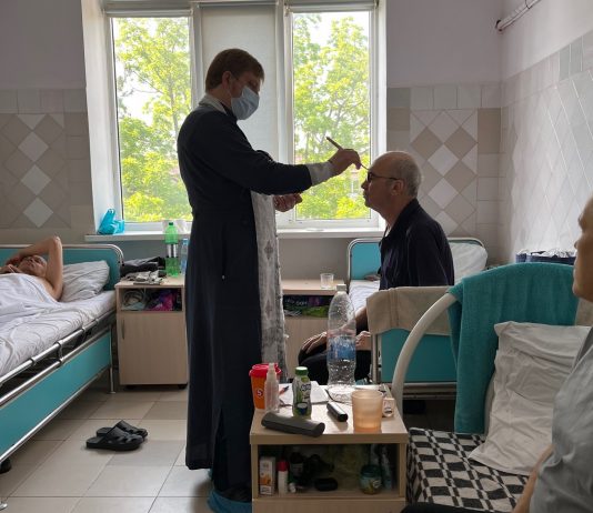 Иерей Иоанн Усачев посетил пациентов больницы скорой медицинской помощи