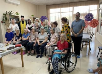 Сестры милосердия и священник посетили пансионат для пожилых людей и инвалидов «Родительская усадьба»