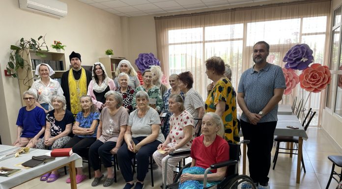 Сестры милосердия и священник посетили пансионат для пожилых людей и инвалидов «Родительская усадьба»
