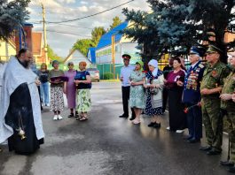 В хуторе Ленина помолились о погибших в годы ВОВ и зажгли Свечу памяти