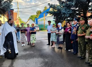 В хуторе Ленина помолились о погибших в годы ВОВ и зажгли Свечу памяти