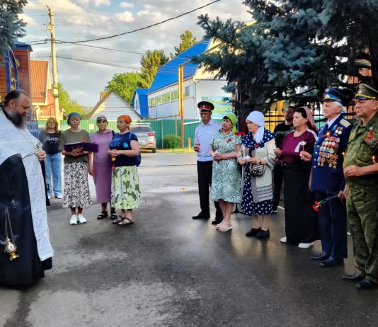 В хуторе Ленина помолились о погибших в годы ВОВ и зажгли Свечу памяти