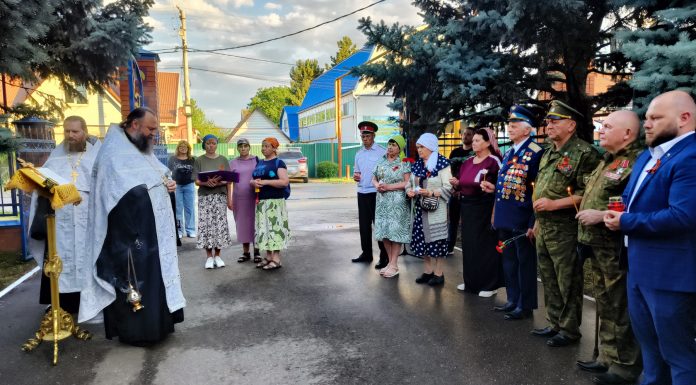 В хуторе Ленина помолились о погибших в годы ВОВ и зажгли Свечу памяти