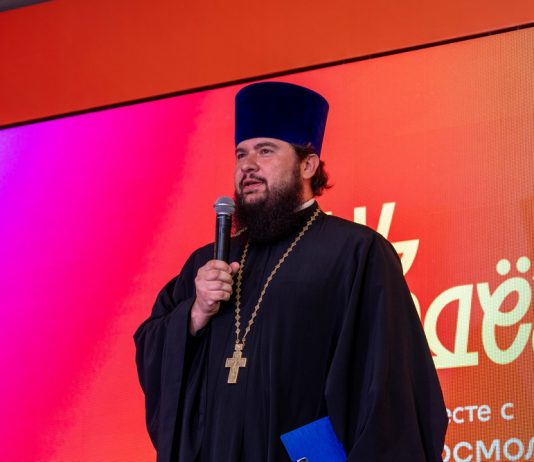 Протоиерей Дмитрий Руднев посетил праздничные мероприятия, посвящённые Дню молодёжи