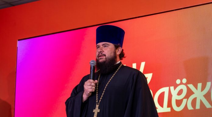 Протоиерей Дмитрий Руднев посетил праздничные мероприятия, посвящённые Дню молодёжи