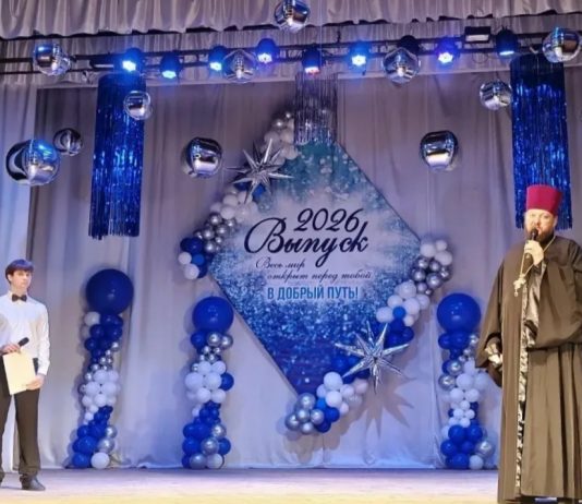 В Горячем Ключе благочинный поздравил выпускников