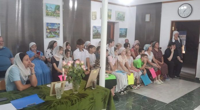 В Михаило-Архангельском храме почтили память Царственных страстотерпцев