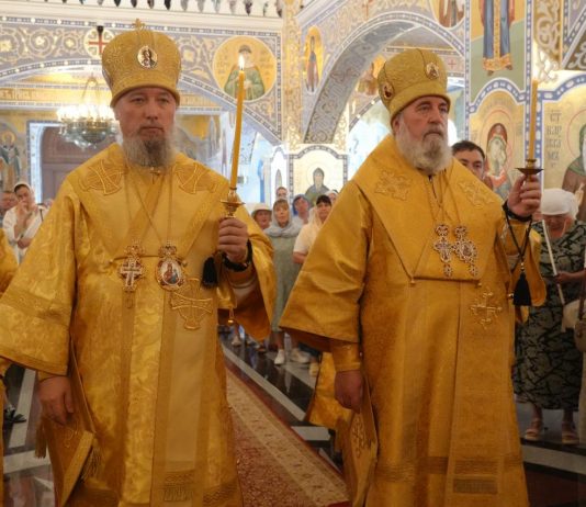 В Свято-Владимирском храме Анапы прошло Всенощное бдение, которое возглавили митрополит Василий и еппсркоп Сергий