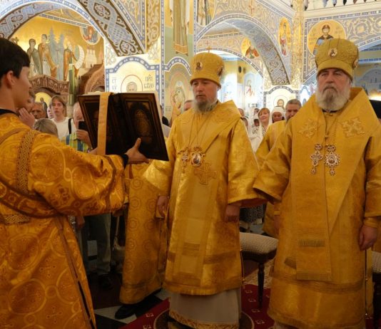 В день памяти святого князя Владимира совершена Божественная литургия архиерейским чином в Свято-Владимирском храме