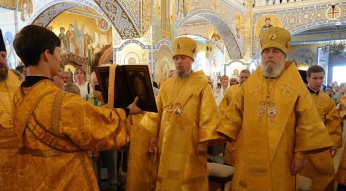 В день памяти святого князя Владимира совершена Божественная литургия архиерейским чином в Свято-Владимирском храме