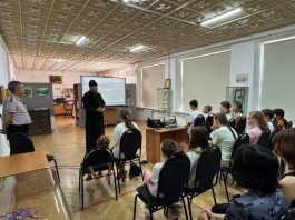 Протоиерей Петр Мельничук встретился со школьниками и их родителями в Северском краеведческом музее