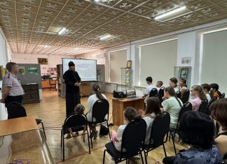 Протоиерей Петр Мельничук встретился со школьниками и их родителями в Северском краеведческом музее