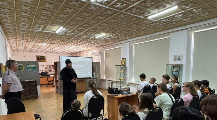 Протоиерей Петр Мельничук встретился со школьниками и их родителями в Северском краеведческом музее