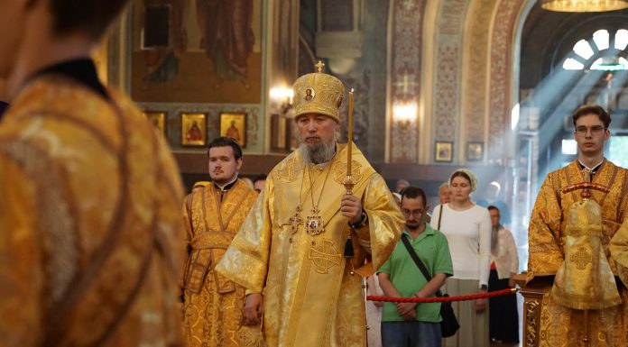 Митрополит Василий совершил Всенощное бдение в Свято-Екатерининском кафедральном соборе города Краснодара